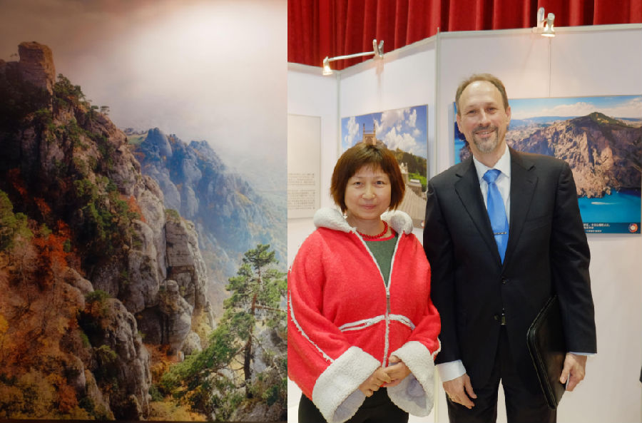 环球云链国际旅行社总经理、世界商人网创始主编王晓玲与俄罗斯联邦驻华大使馆公使衔参赞热洛霍夫采夫先生在“熟悉的和未知的克里