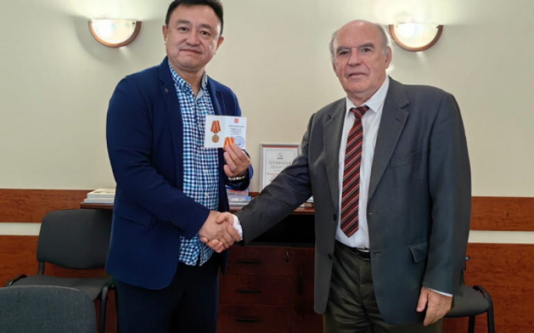 Вручение медали представителю Фонда "Союз" в КНР от фонда "Москва-Крым" Правительства Москвы за укрепление сотрудничества